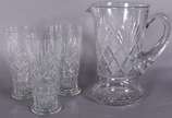 Diversas peças de cristal lapidado, sendo jarra... - Diversas peças de cristal lapidado, sendo jarra para água, 11 copos curtos diversos modelos e 3 copos longos. Total: 15 peças.
