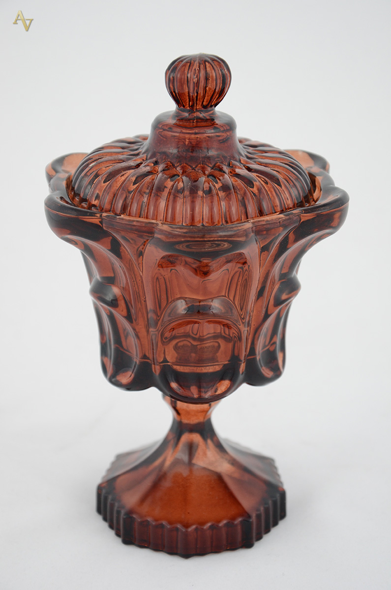 Compoteira de vidro na cor vinho. Altura 18,5 cm.