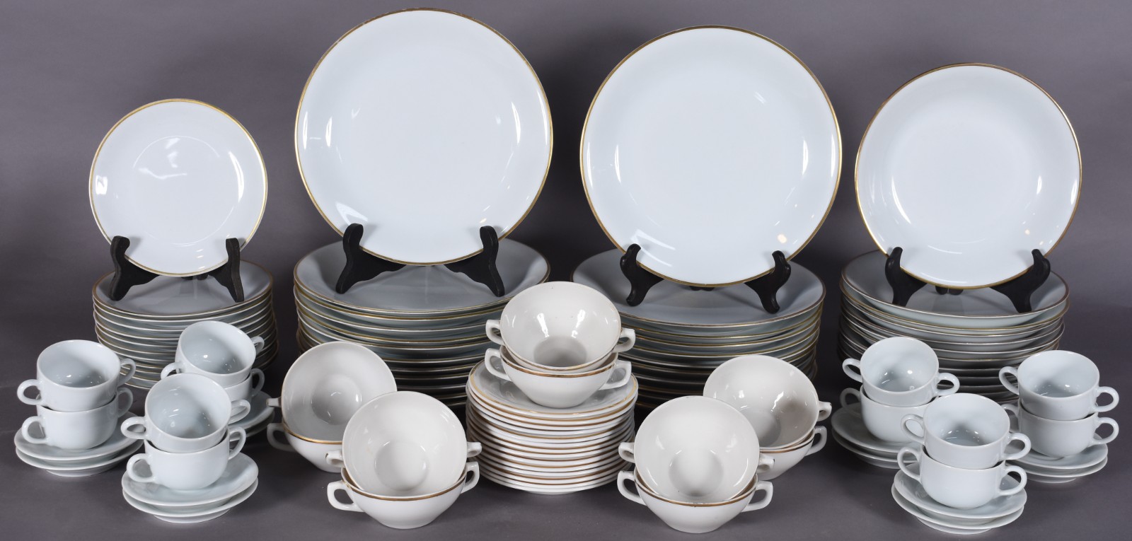 Serviço jantar porcelana Renner composto de: 12 pratos fundos, 12... - foto 1 de 3
