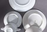 Serviço jantar porcelana Renner composto de: 12... - Serviço jantar porcelana Renner composto de: 12 pratos fundos, 12 pratos de sobremesa, 12 taças para caldo de feijão. Acompanham 10 taças para c...
