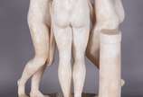 Escultura de alabastro representando "As três g... - Escultura de alabastro representando "As três graças", uma das figuras com parte do cabelo quebrado e colado. Desgastes.