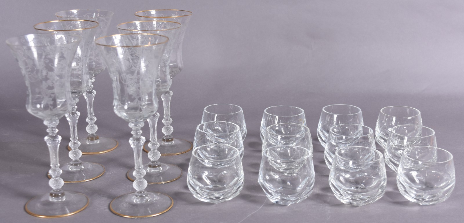 Diversas peças de cristal, sendo: Seis cálices para vinho branco de... - foto 1 de 8