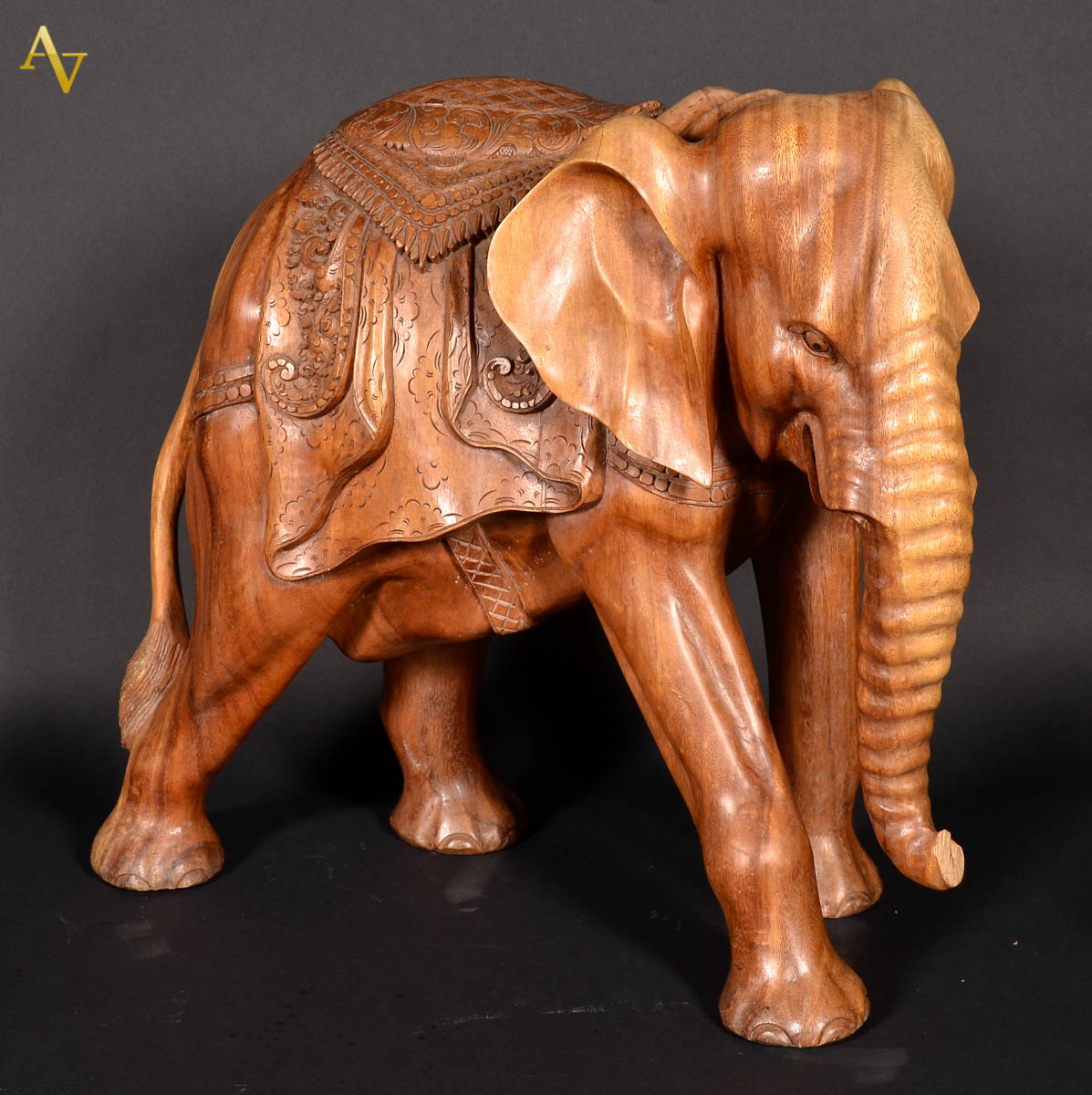 Elefante de madeira na cor marrom ( com tromba colada). alt. 50 cm.