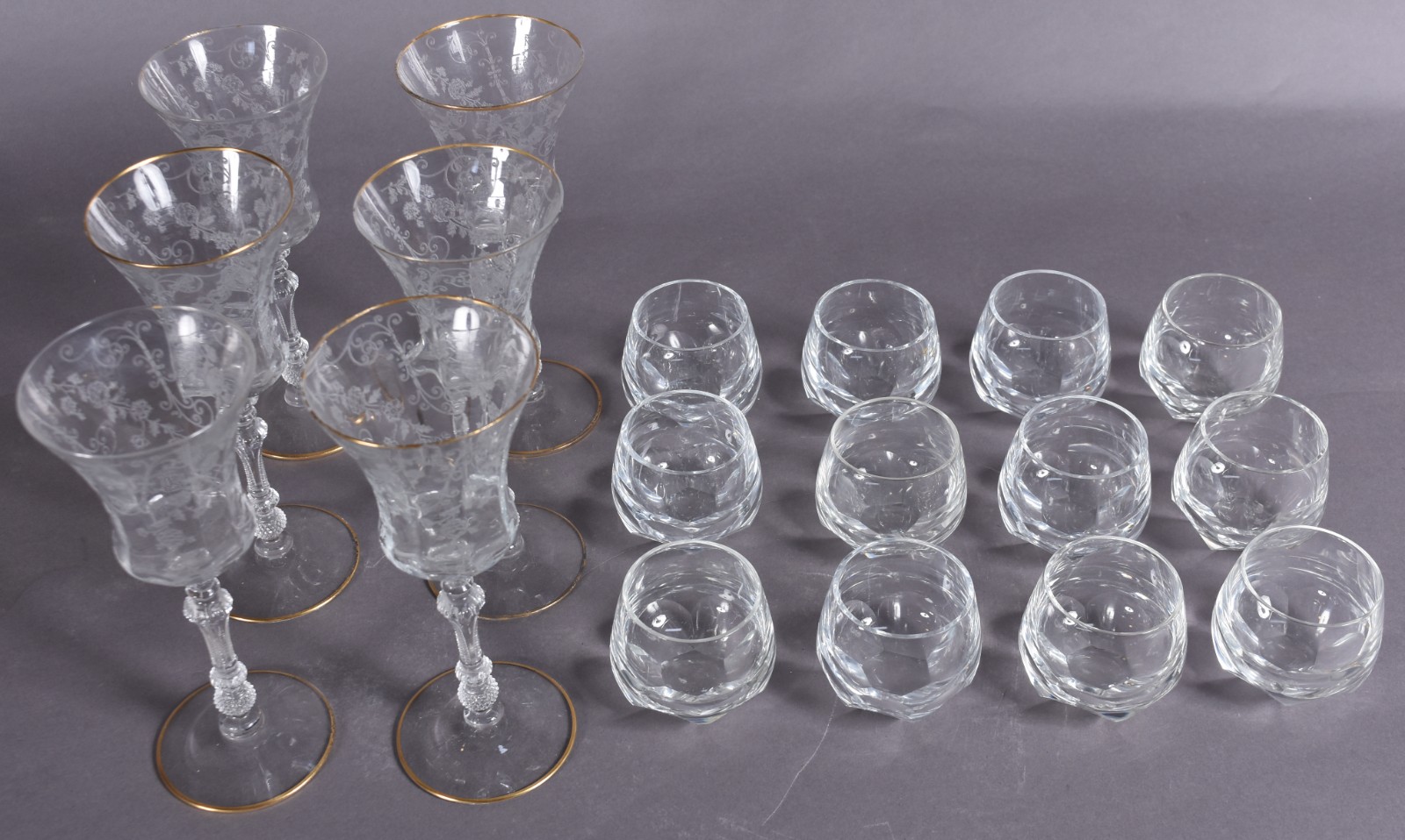 Diversas peças de cristal, sendo: Seis cálices para vinho branco de... - foto 2 de 8