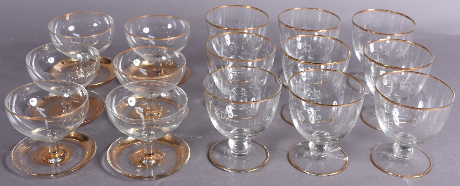 Diversas peças de vidro/cristal, sendo 9 taças com borda dourada e... - foto 1 de 7