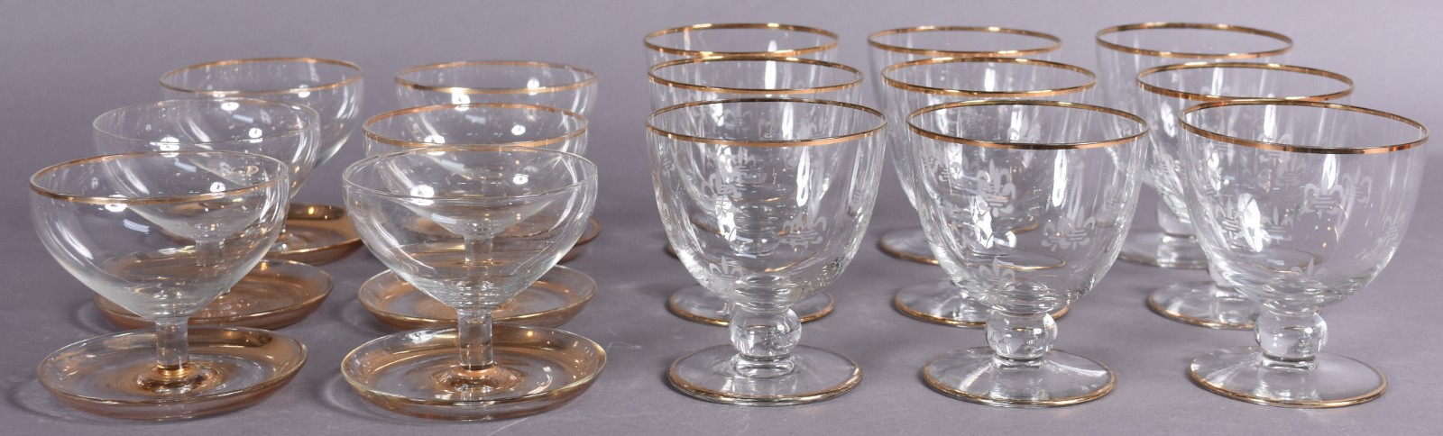 Diversas peças de vidro/cristal, sendo 9 taças com borda dourada e... - foto 2 de 7