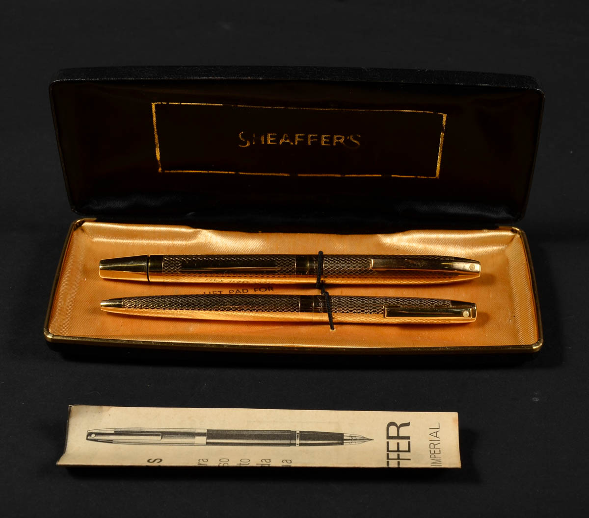 Conjunto de caneta tinteiro e outra esferográfica, banhado a ouro...