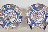 Par de medalhões de porcelana oriental ao gosto... - Par de medalhões de porcelana oriental ao gosto Imaril. Diam. 38 cm.
