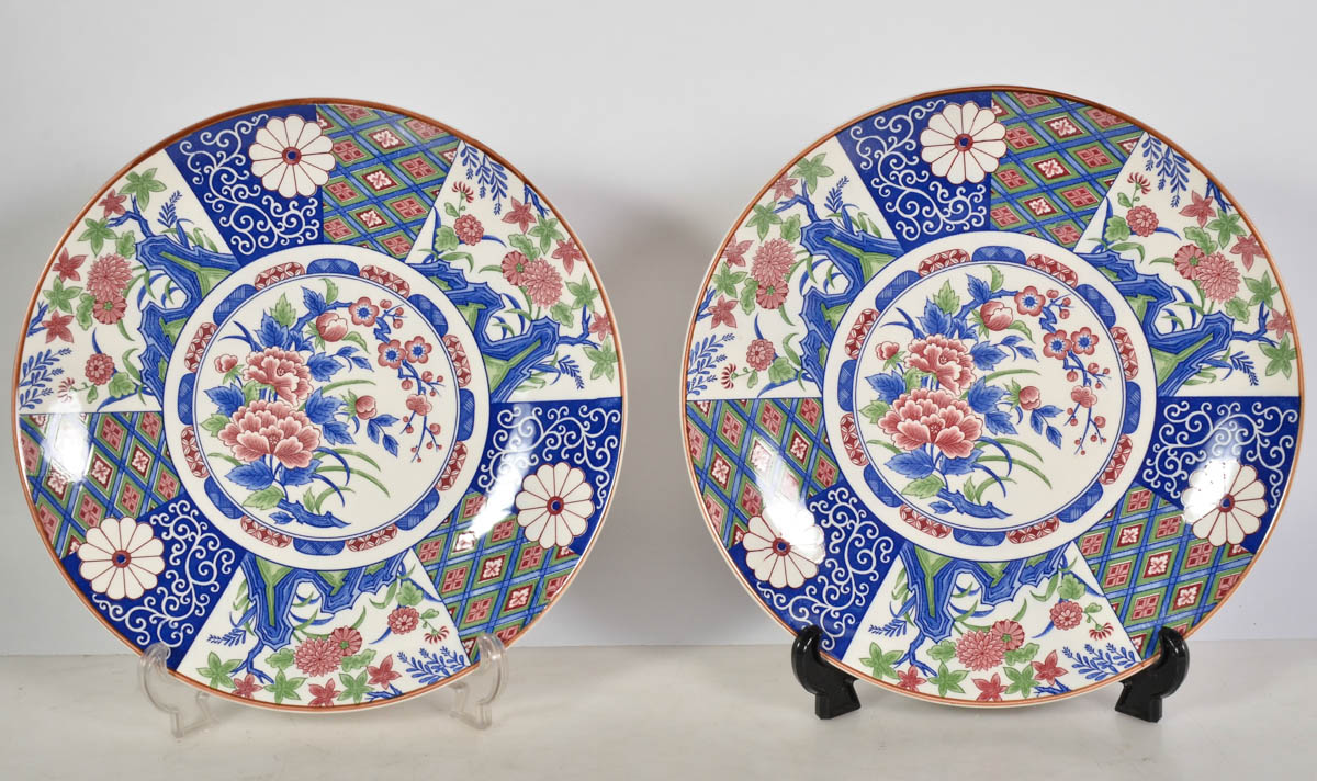 Par de medalhões de porcelana oriental ao gosto Imaril. Diam. 38 cm.