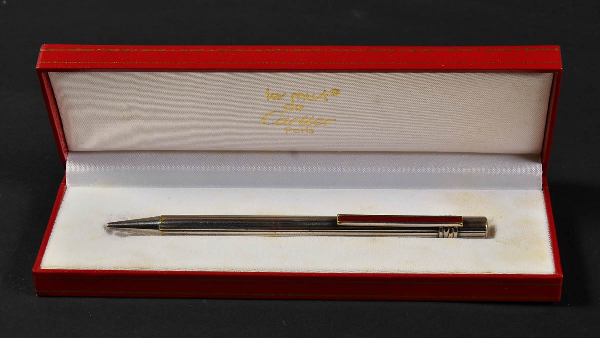 CARTIER - modelo Le Must, caneta esferográfica em prata com detalhes...