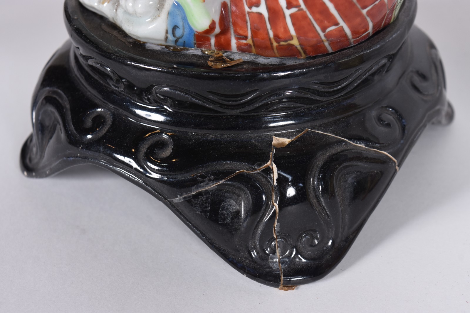 Seis peças diversas orientais; 2 figuras de porcelana policromada e 4... - foto 7 de 8