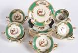 Onze taças para consomé com pires de faiança in... - Onze taças para consomé com pires de faiança inglesa "Staffordshire - Royal Myotts Crown", decorados com aves em policromia, borda verde com gui...