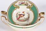 Onze taças para consomé com pires de faiança in... - Onze taças para consomé com pires de faiança inglesa "Staffordshire - Royal Myotts Crown", decorados com aves em policromia, borda verde com gui...