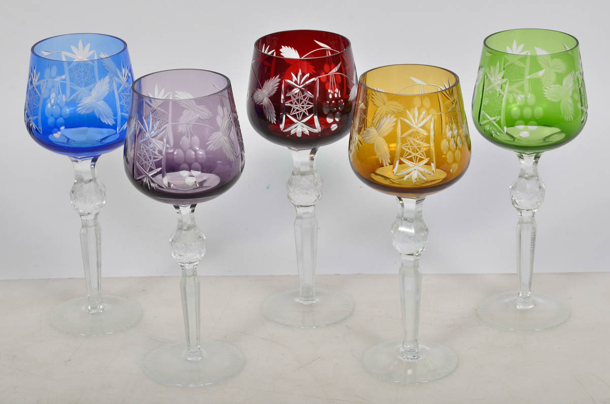 Cinco cálices com pé alto para vinho c/ uvas e estrelas lapidadas...