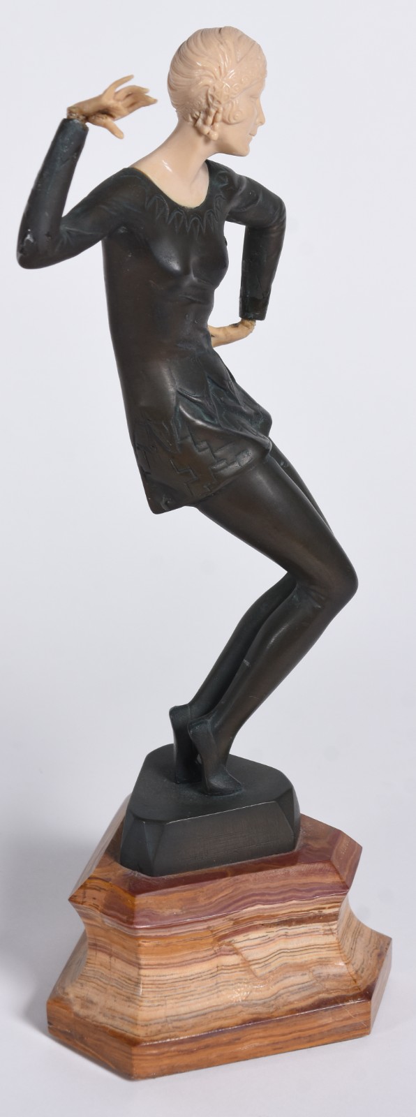 Estatueta estilo Art Deco de metal e resina representando... - foto 3 de 10