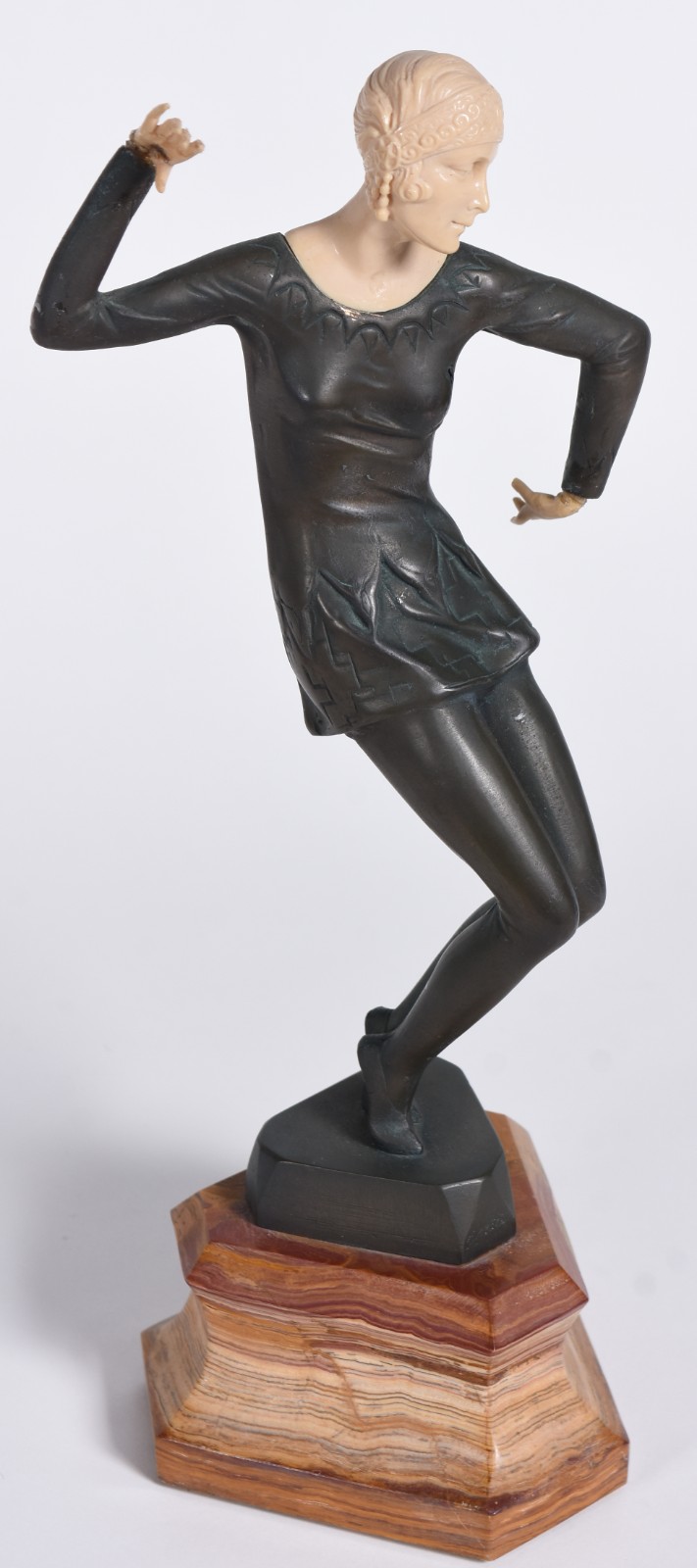 Estatueta estilo Art Deco de metal e resina representando... - foto 5 de 10