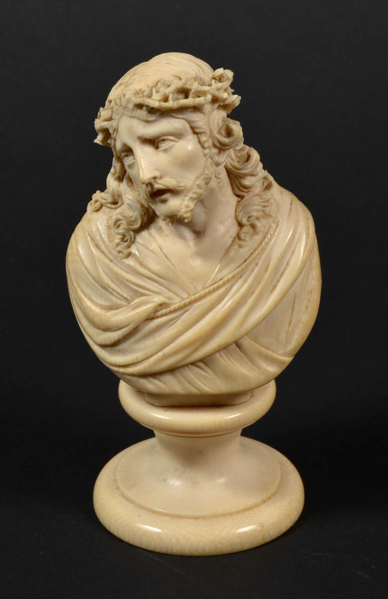 Imagem de marfim, representando Sagrado coração . Alt. 12 cm.