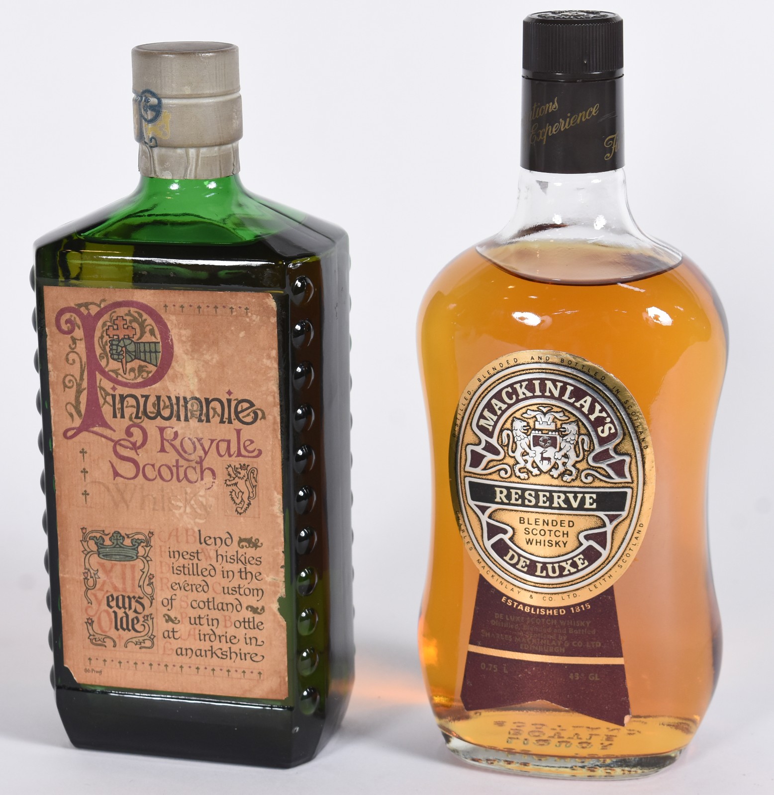 Duas garrafas para whisky, sendo Mackinlay's e Pinwinne. - foto 1 de 10