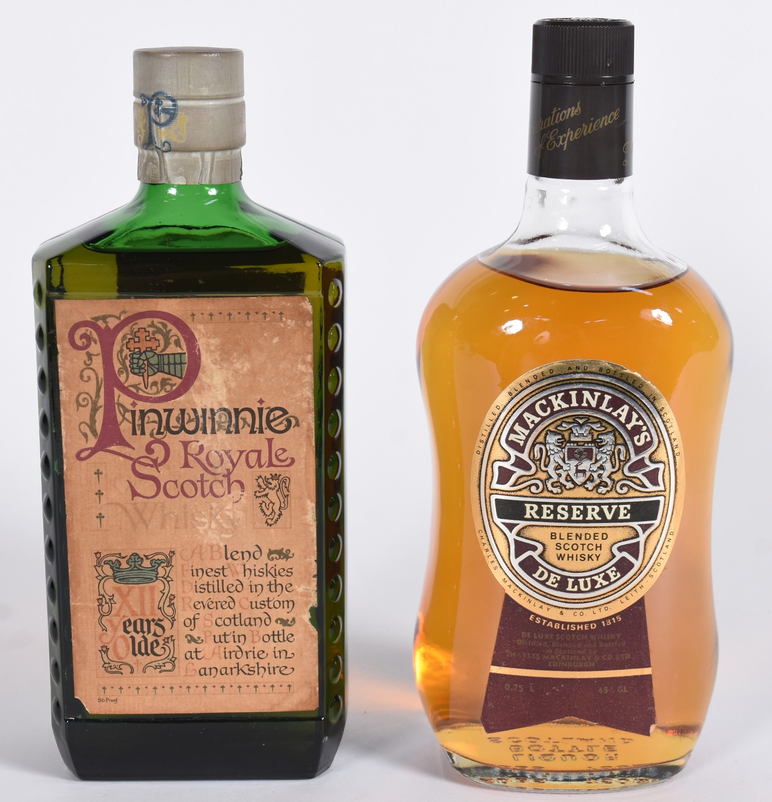 Duas garrafas para whisky, sendo Mackinlay's e Pinwinne. - foto 2 de 10