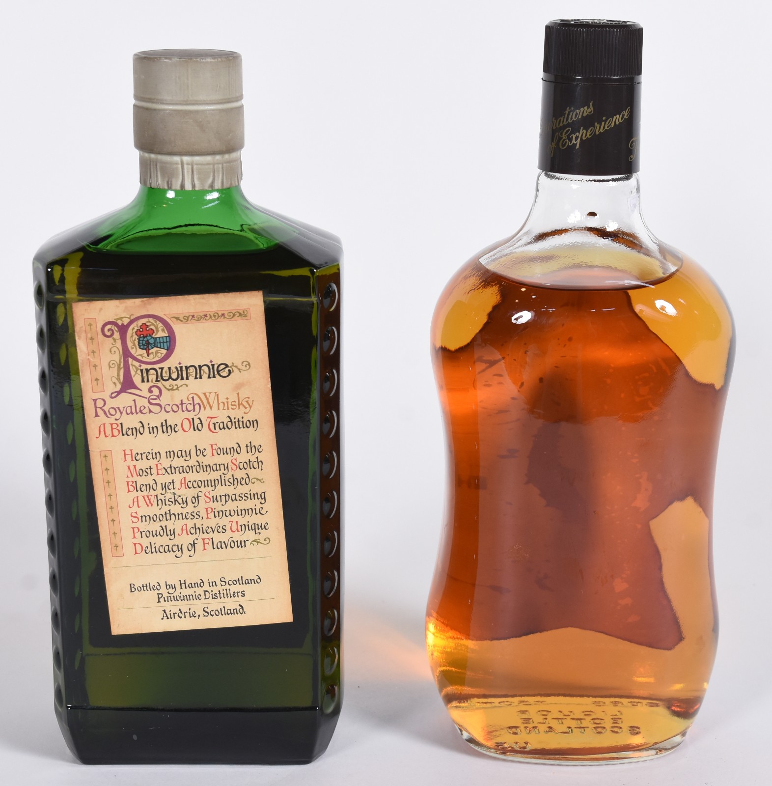 Duas garrafas para whisky, sendo Mackinlay's e Pinwinne. - foto 3 de 10