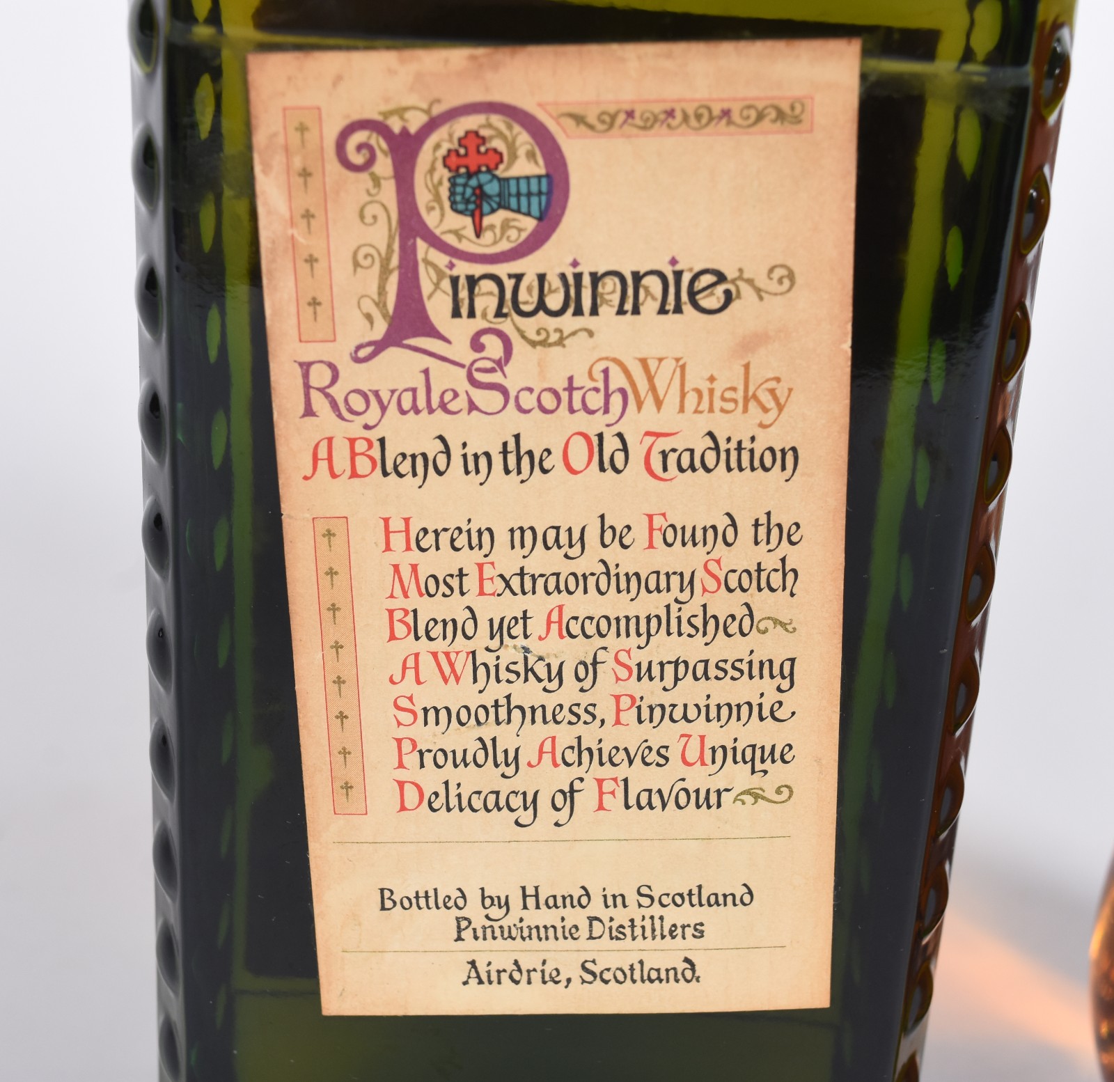 Duas garrafas para whisky, sendo Mackinlay's e Pinwinne. - foto 4 de 10