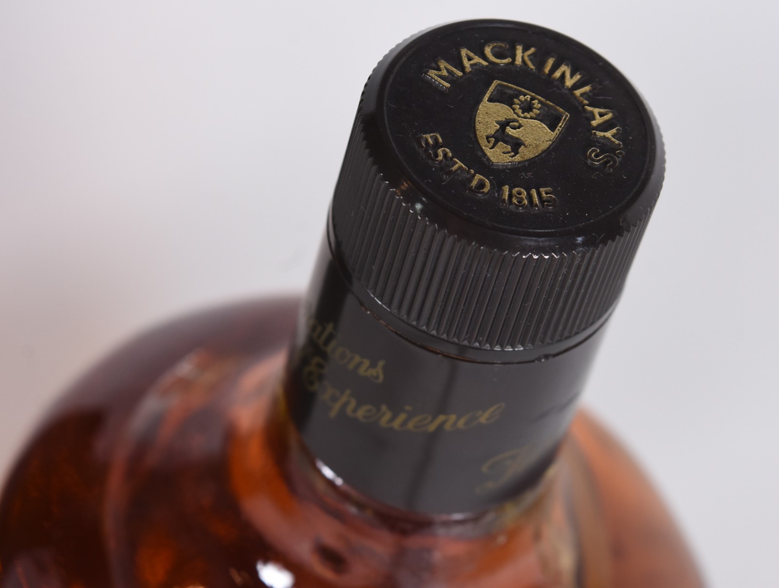 Duas garrafas para whisky, sendo Mackinlay's e Pinwinne. - foto 6 de 10