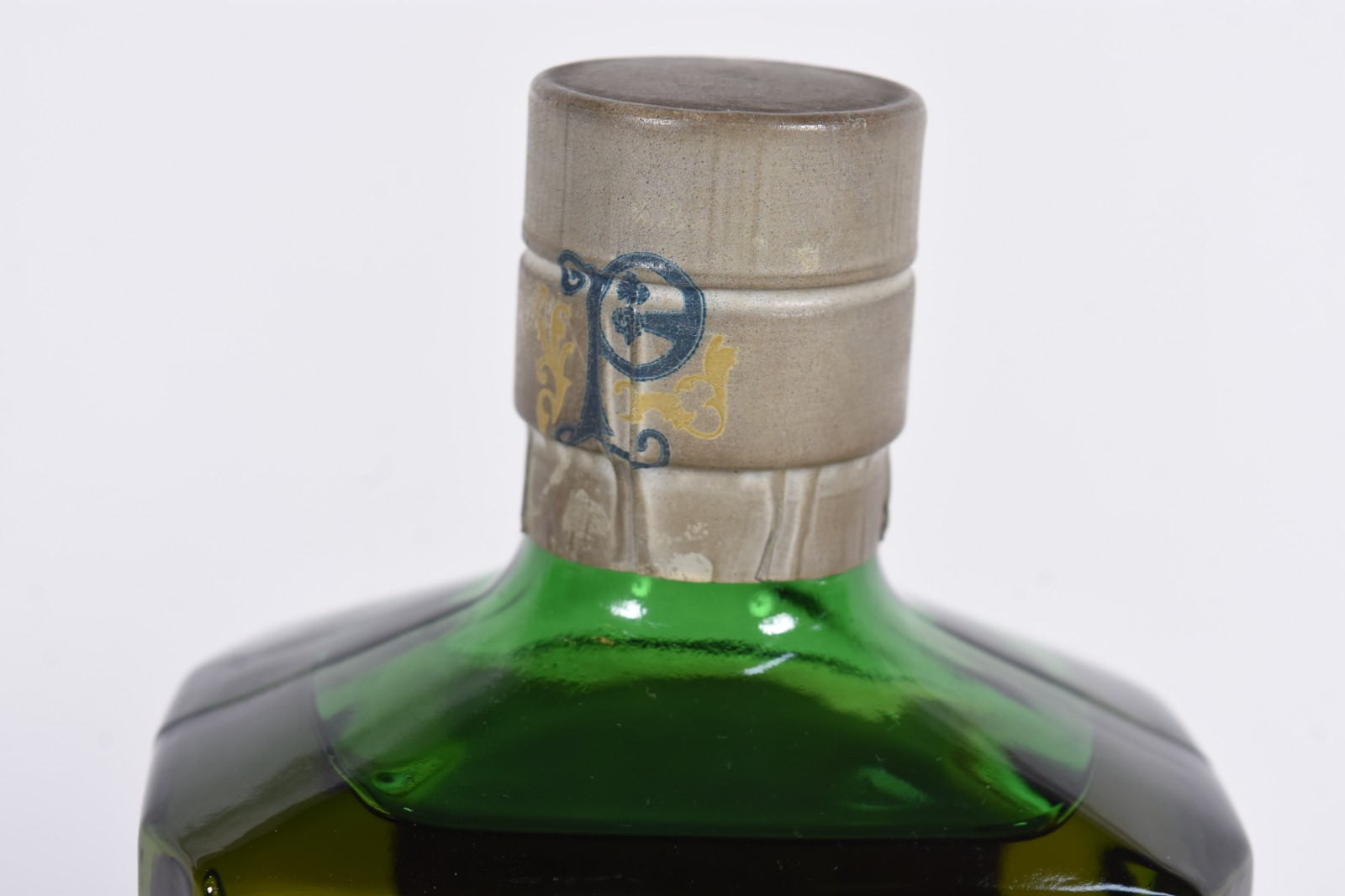 Duas garrafas para whisky, sendo Mackinlay's e Pinwinne. - foto 7 de 10