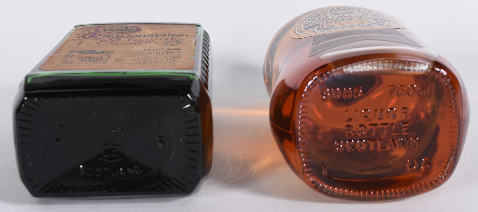 Duas garrafas para whisky, sendo Mackinlay's e Pinwinne. - foto 8 de 10