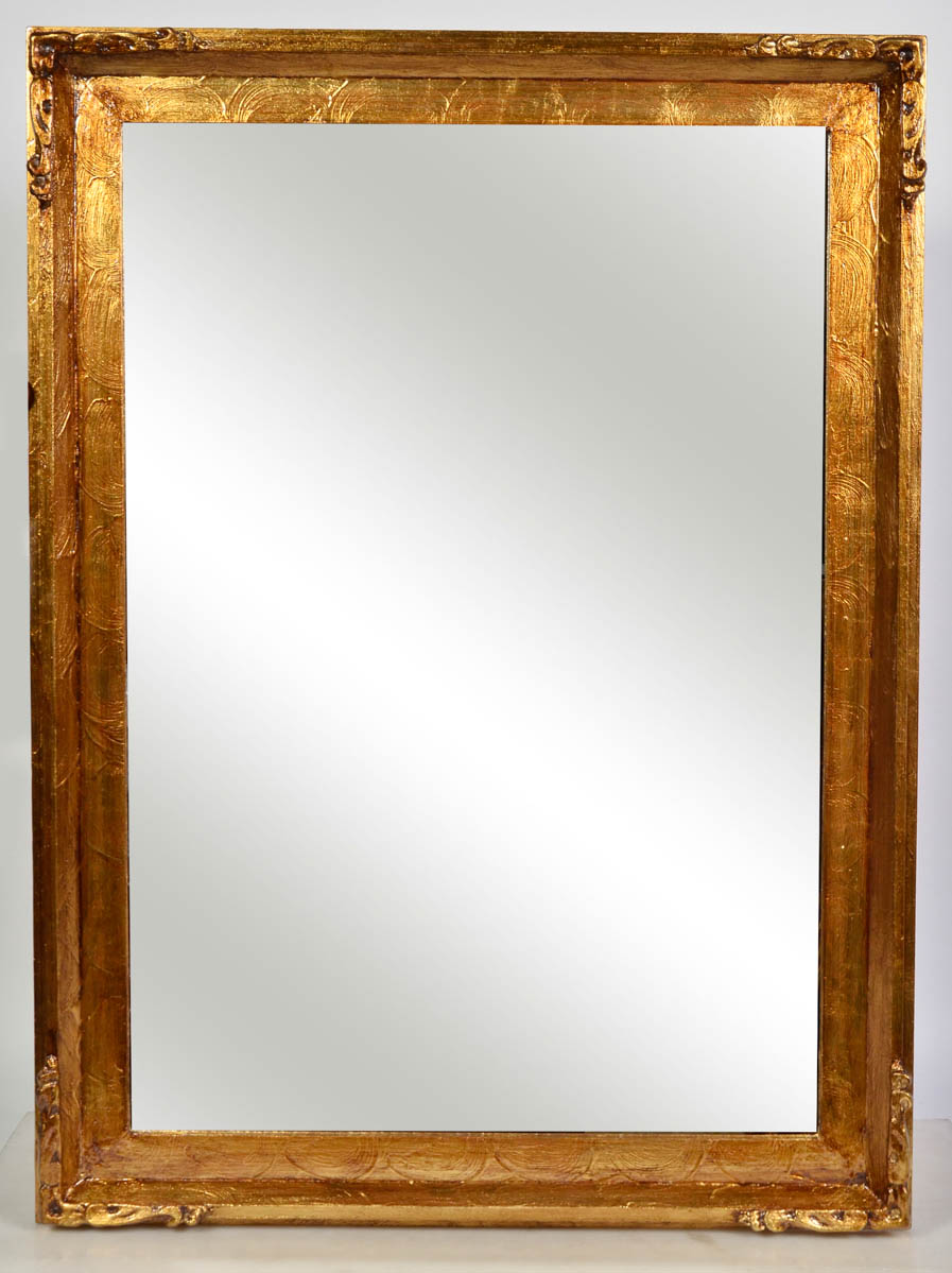 Espelho com moldura de madeira dourada. Medida externa 1.10 x 82 cm.
