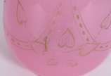 Vaso de opalina europeia na cor rosa, resquício... - Vaso de opalina europeia na cor rosa, resquícios de guirlandas douradas.