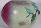 Antiga Fruta em porcelana chinesa policromada, ... - Antiga Fruta em porcelana chinesa policromada, moldada no formato de pêssego com caule e folhas. Tais frutas eram usadas nos altares domésticos ...