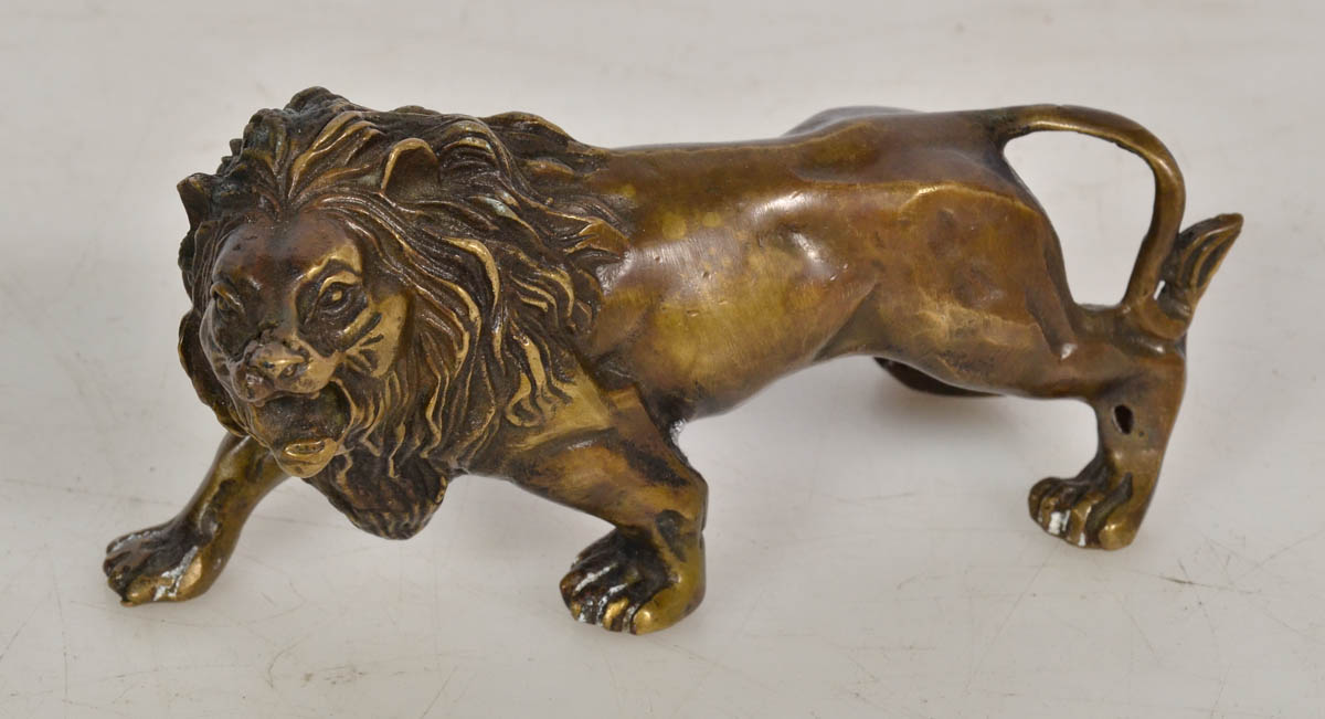 Estatueta de leão de bronze. Cop. 14 cm - alt 8 cm.