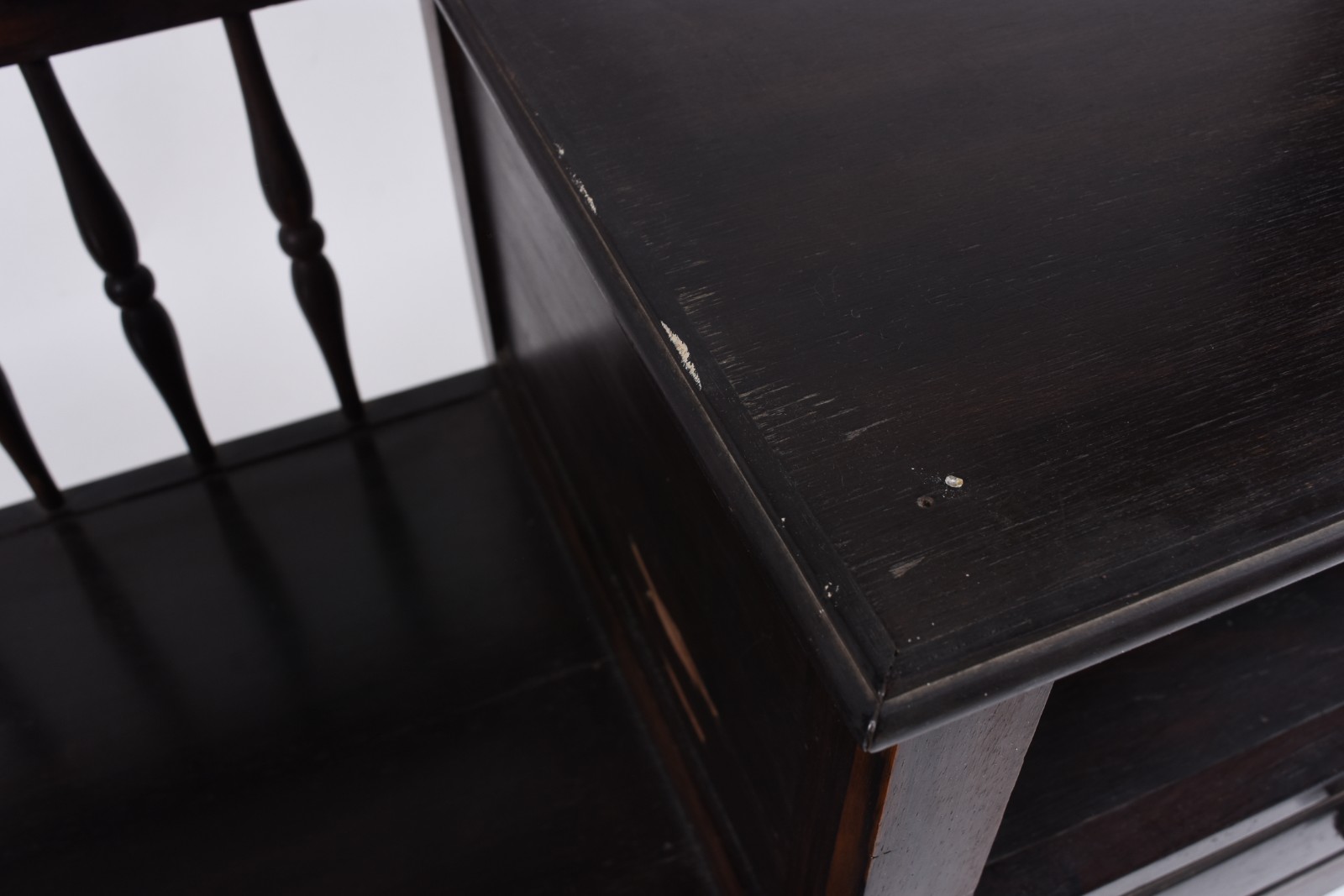 Banco com mesa acoplada de madeira nobre para telefone. Pé da mesa... - foto 6 de 9