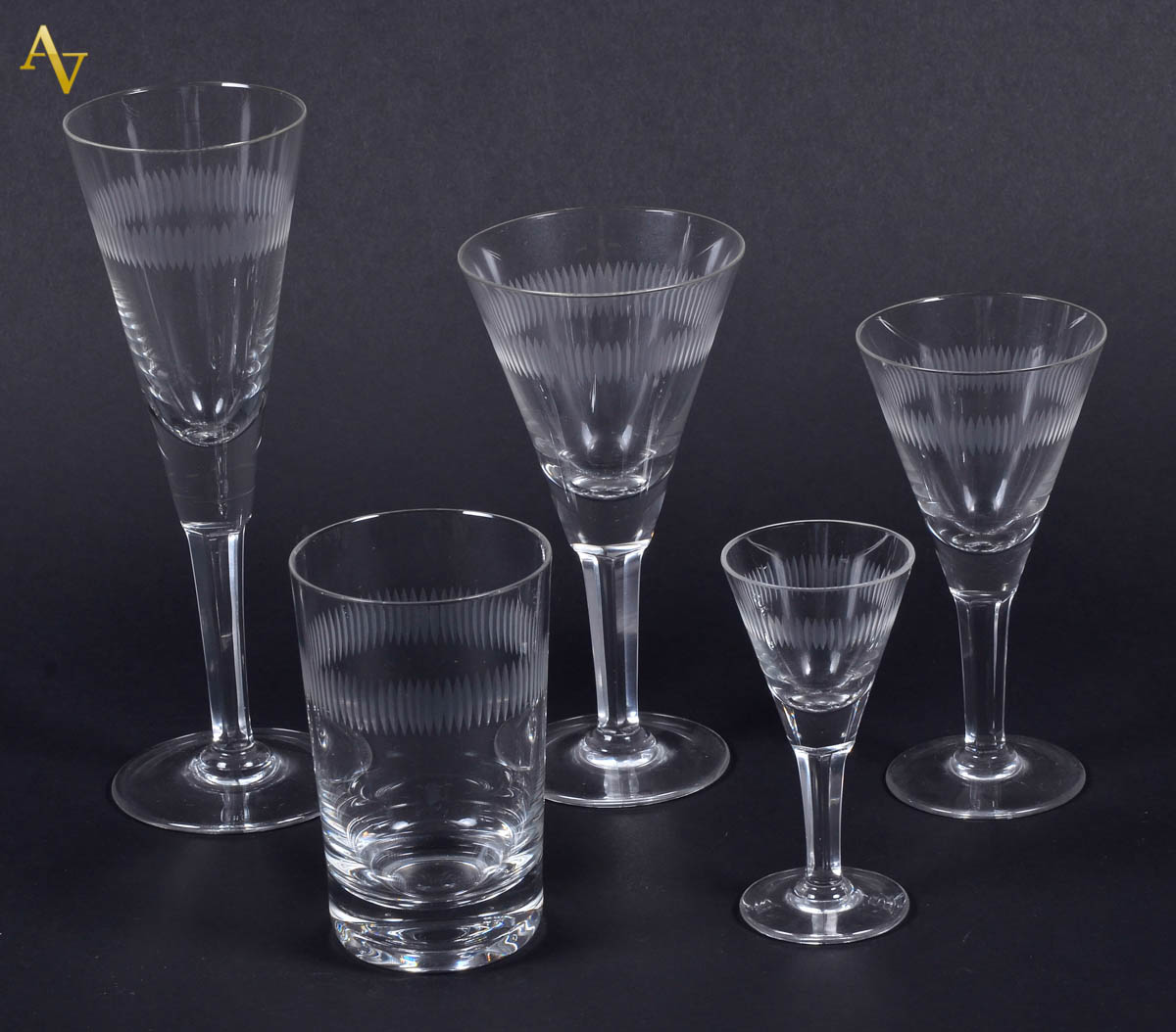 Serviço de cristal lapidado composto de: 11 copos p/ vinho tinto,10...