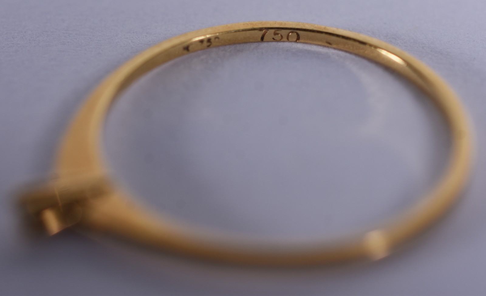 Solitário de ouro 18 k com brilhante de 0,05 ct, aro 11 (Por motivos... - foto 3 de 4
