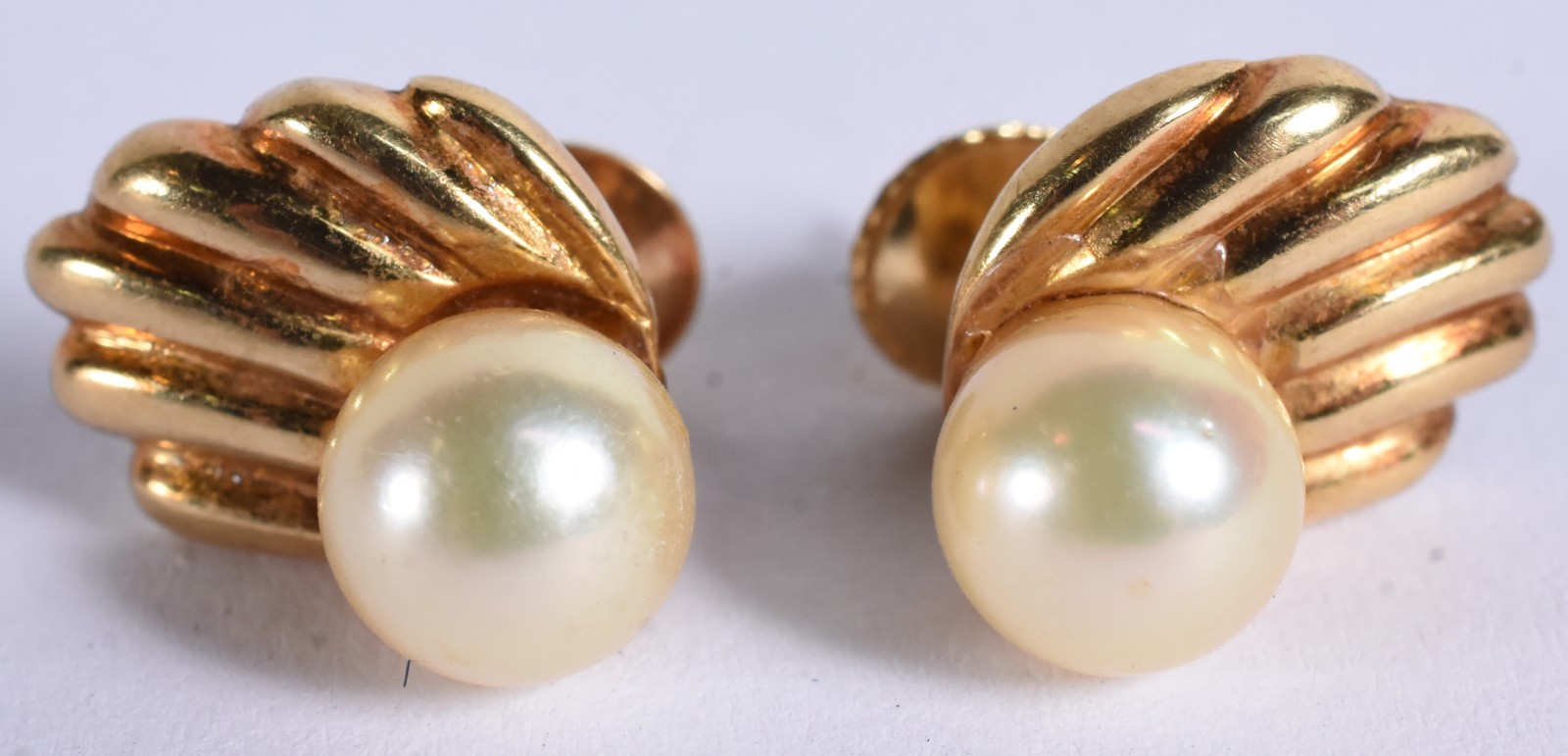 Par de brincos de ouro 18 k com duas perolas (Por motivos de... - foto 1 de 6
