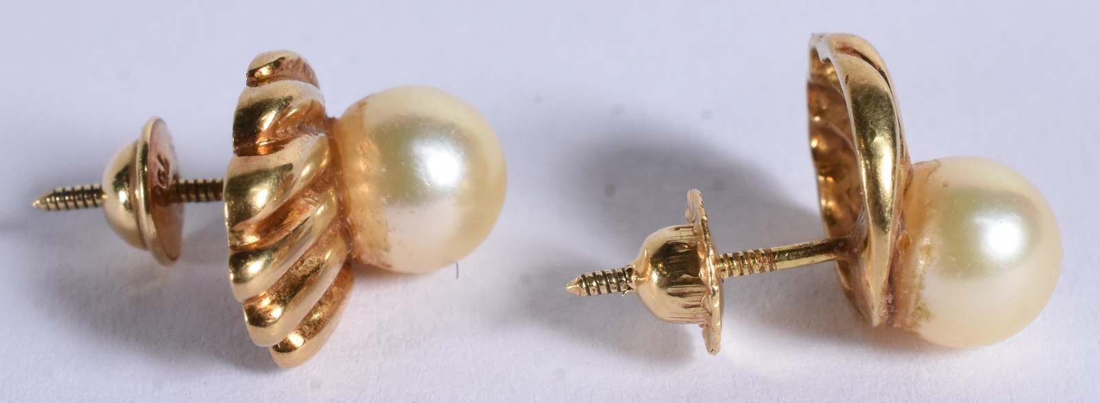 Par de brincos de ouro 18 k com duas perolas (Por motivos de... - foto 2 de 6