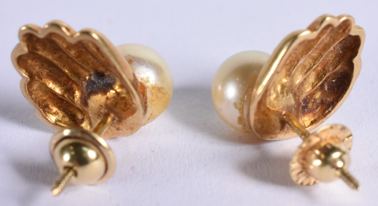 Par de brincos de ouro 18 k com duas perolas (Por motivos de... - foto 3 de 6