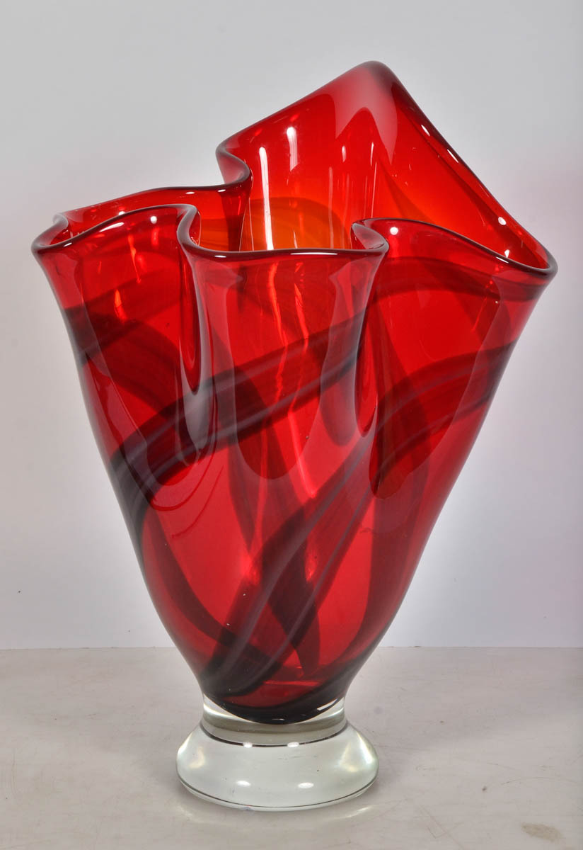 Vaso de murano, na cor vermelho, feitio lenço. Alt. 32 cm.