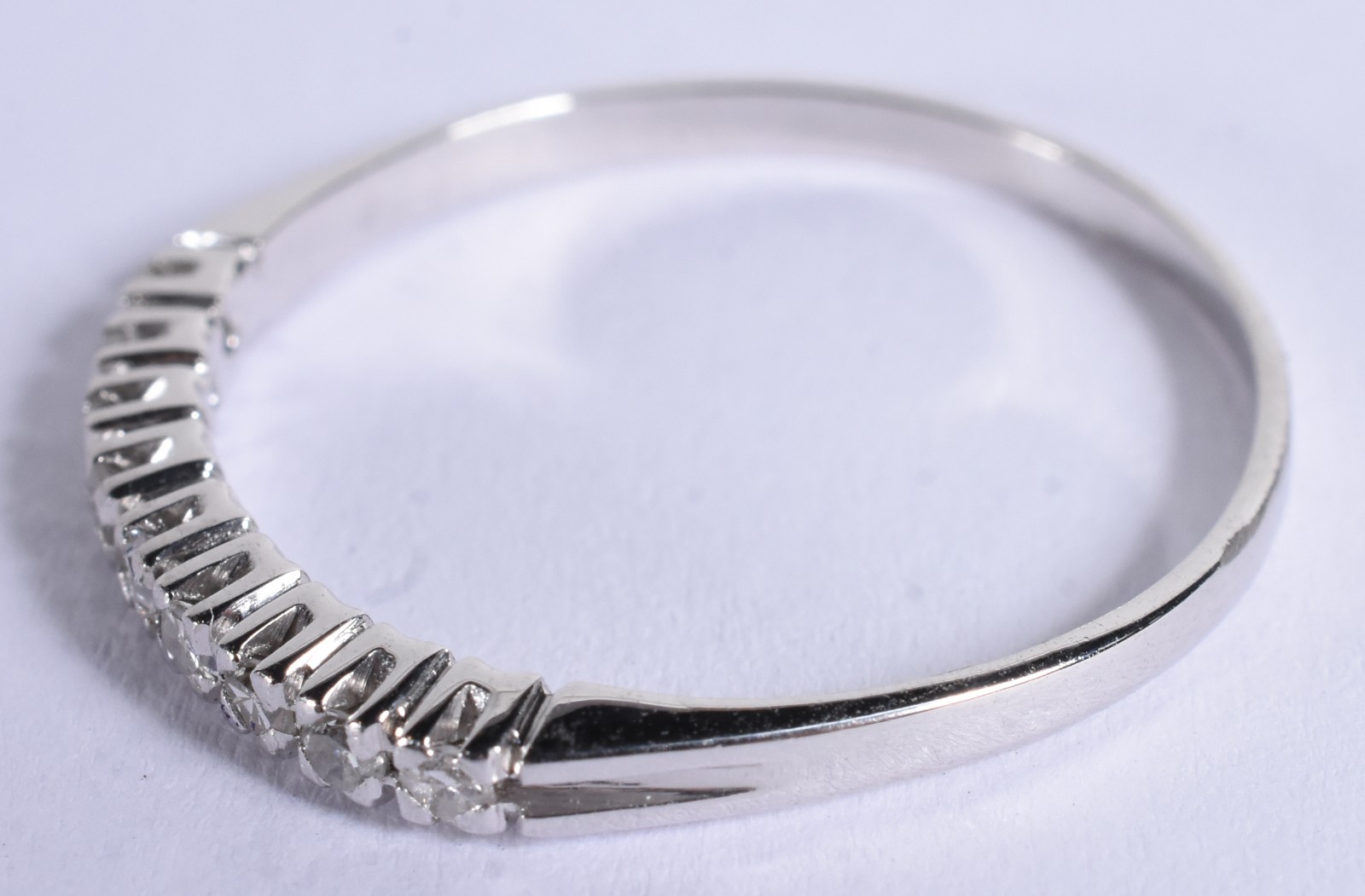 Anel de ouro branco cravejado com 10 brilhantes de 002 ct. Total 0,20... - foto 2 de 3