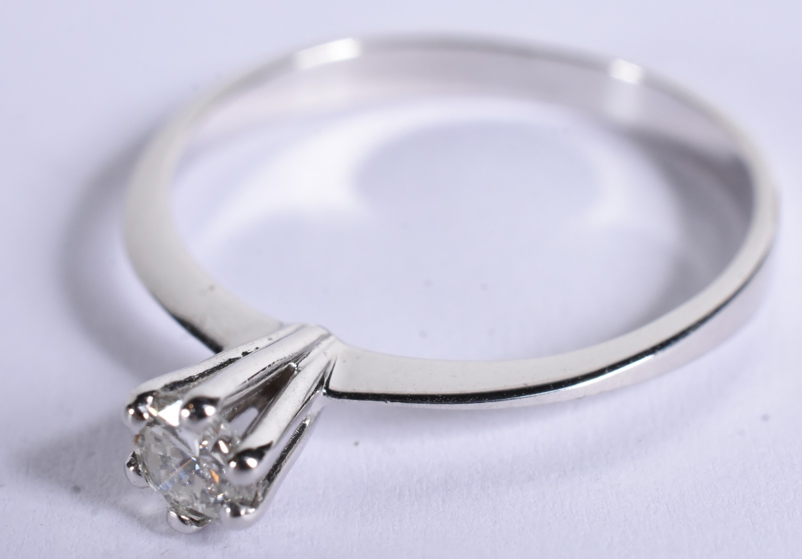 Anel solitário com um brihante de 0,22 ct, aro 19 (Por motivos de... - foto 2 de 5