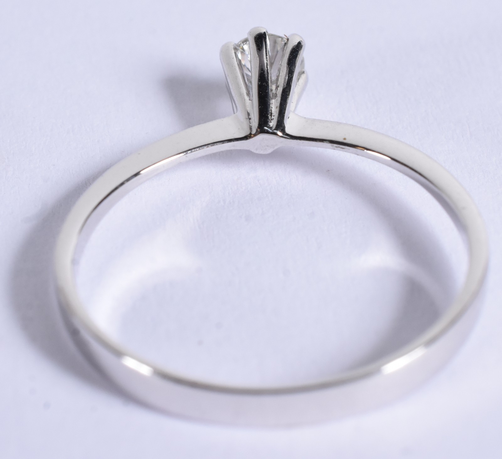 Anel solitário com um brihante de 0,22 ct, aro 19 (Por motivos de... - foto 3 de 5