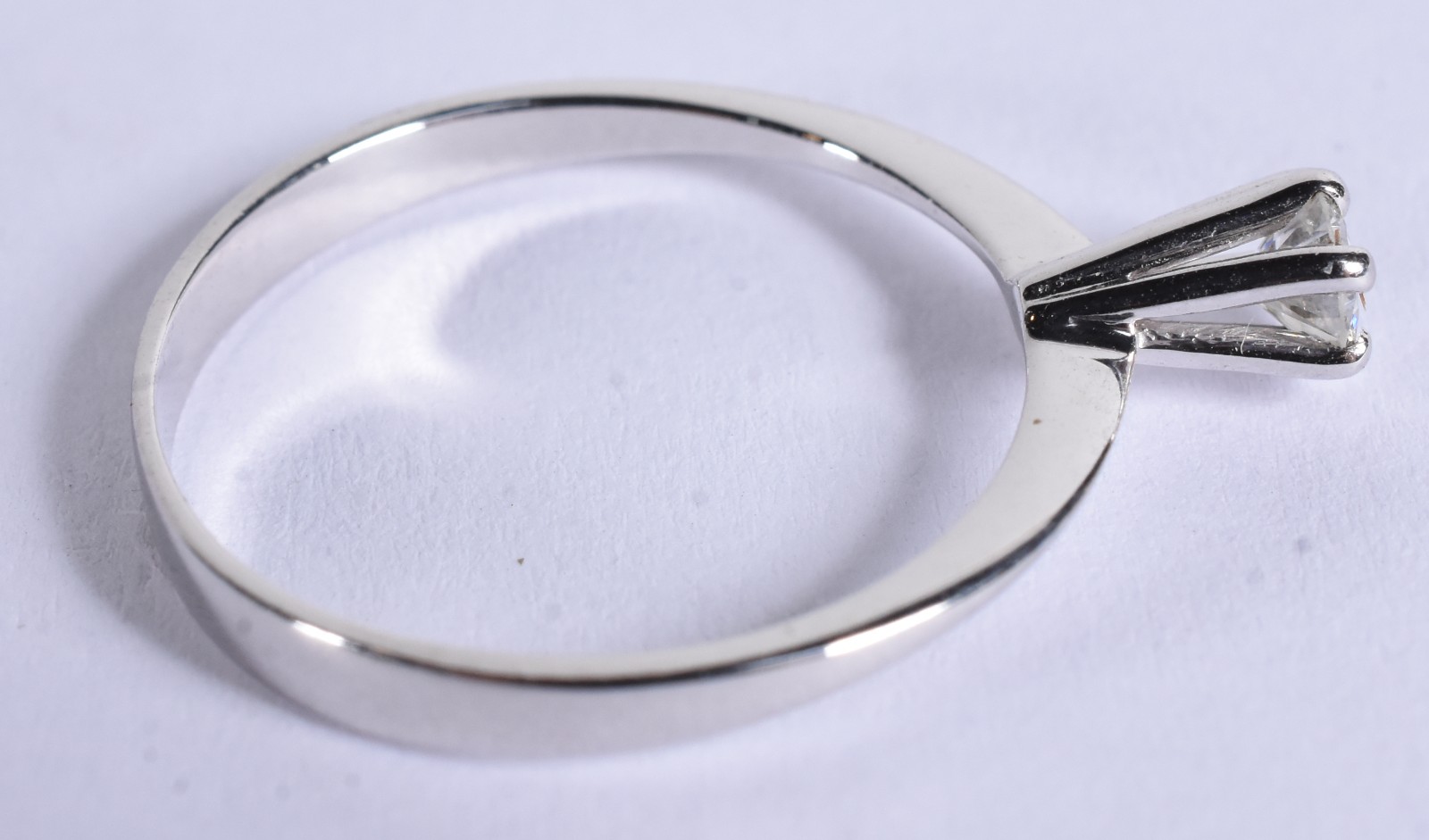 Anel solitário com um brihante de 0,22 ct, aro 19 (Por motivos de... - foto 4 de 5