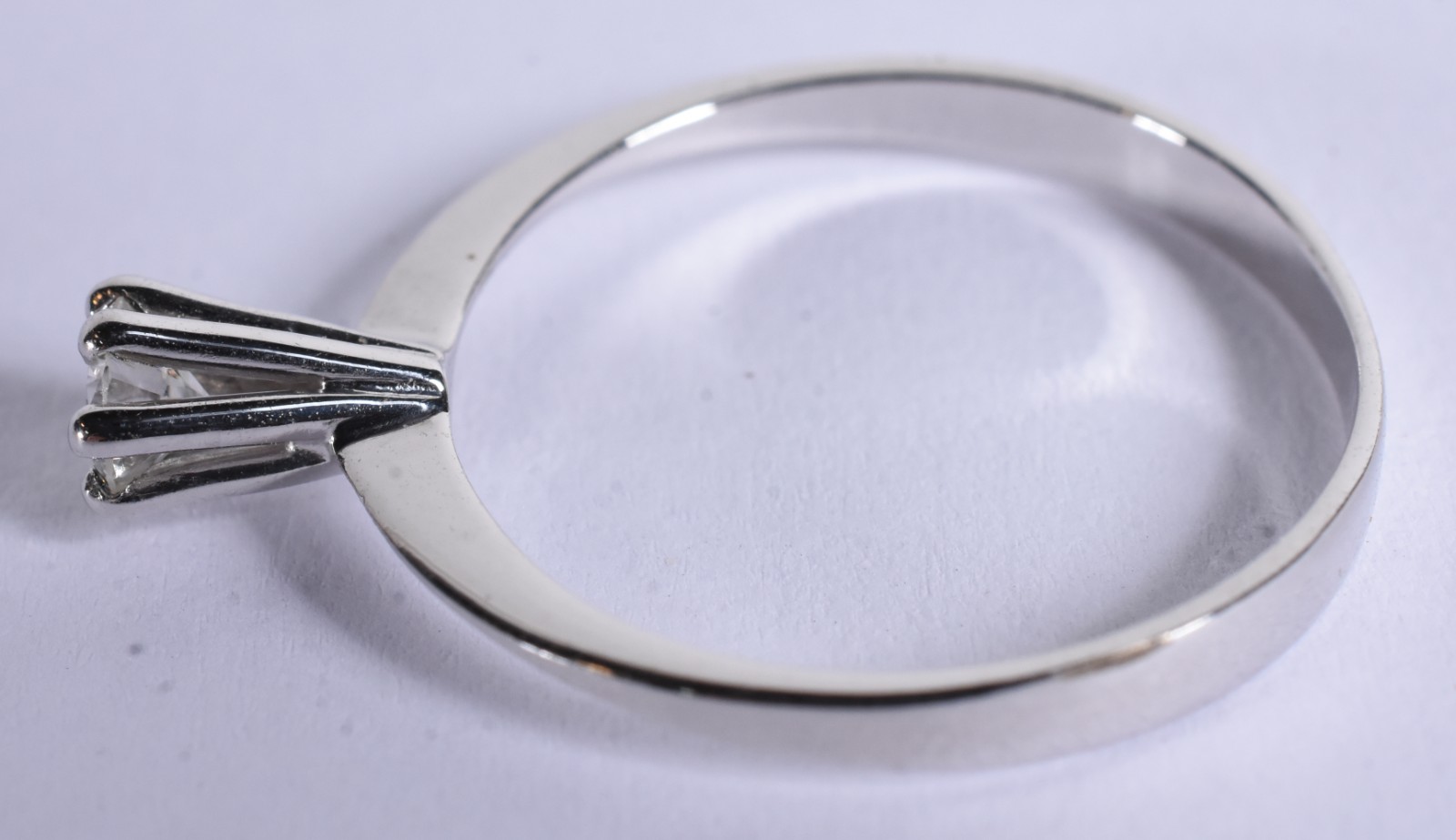 Anel solitário com um brihante de 0,22 ct, aro 19 (Por motivos de... - foto 5 de 5