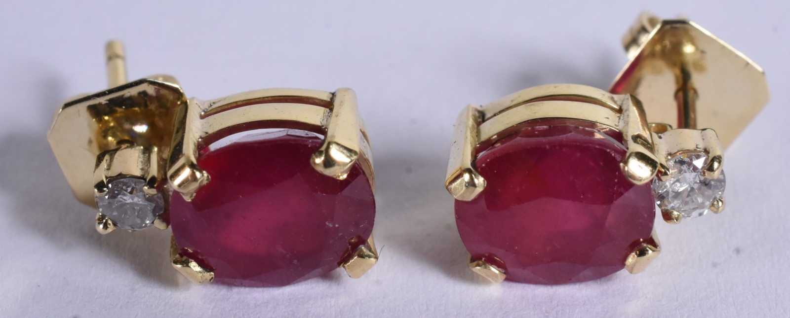 Par de brincos de ouro 18 k com 2 pedras vermelhas rubilitas e 2... - foto 2 de 6
