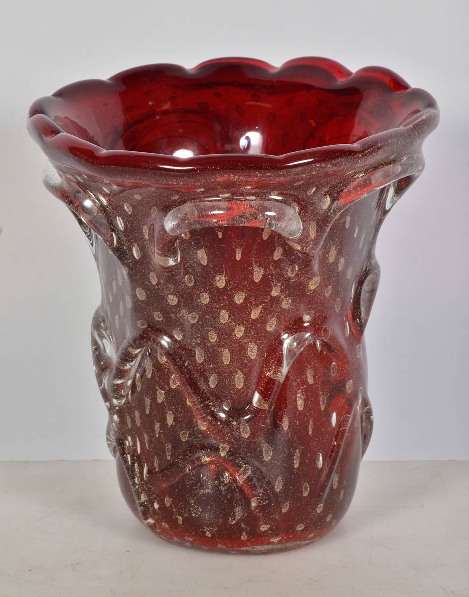 Vaso de murano na cor rubi com pó de ouro. Diam. 20 cm - alt. 22 cm.