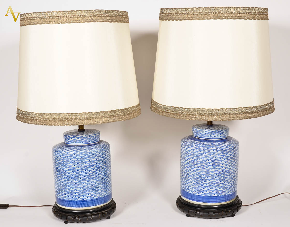 Par de abajoures de porcelana azul e branco, bases de madeira. Alt...