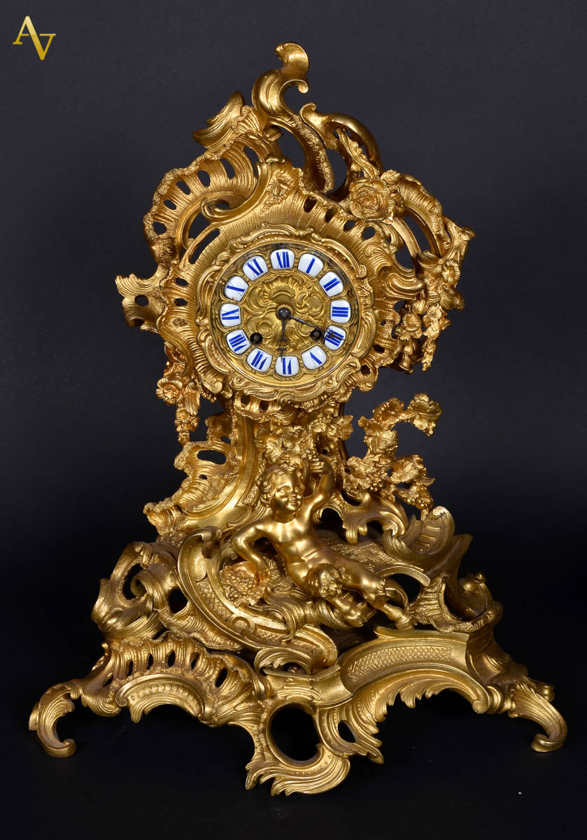Elegante relógio frances neo-rococó de bronze dourado, com carrilhão...