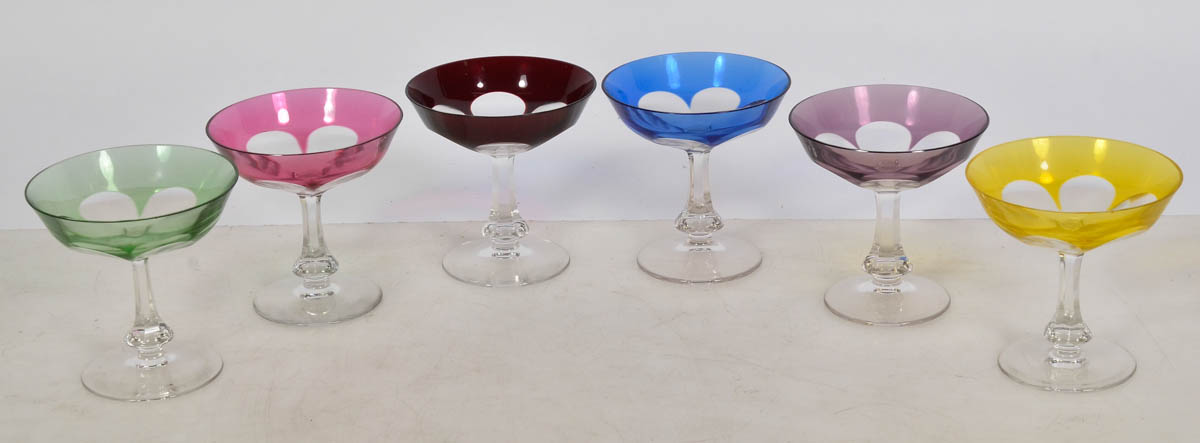 Doze taças p/ champagne de cristal facetado em diversas cores.