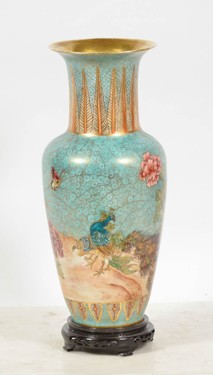 Vaso de porcelana decorado com aves e flores em policromia, realces...